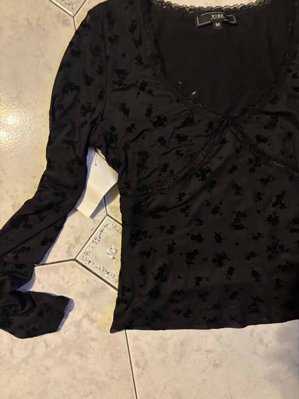 Vero Wang Moda Black Floral Velvet Burnout Lace-Trim Long Sleeve Top - Picture 2 of 3